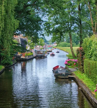 Full-day Tour to Giethoorn with Boat Cruise